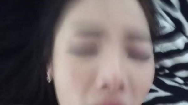 最近网路疯传的名校大美女和男友爱爱高清视频续集